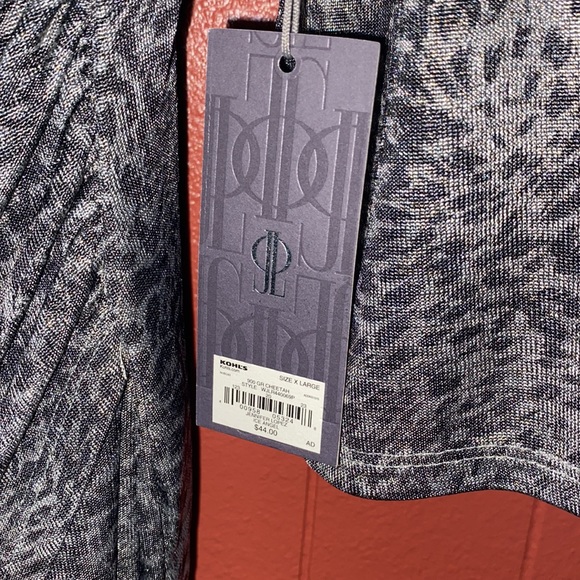 J Lo —- new very nice top - Picture 3 of 3